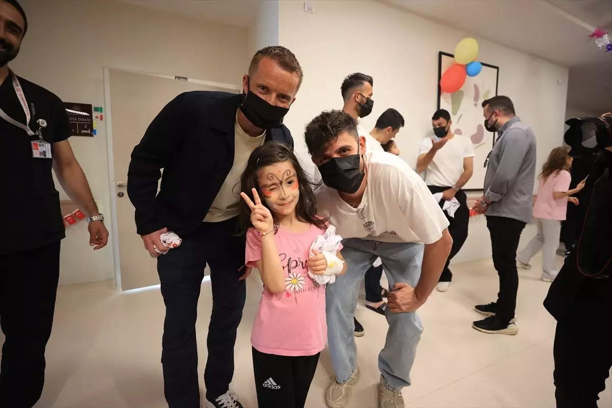 Emre Belözoğlu\'ndan Çocuk Bayramı Ziyareti
