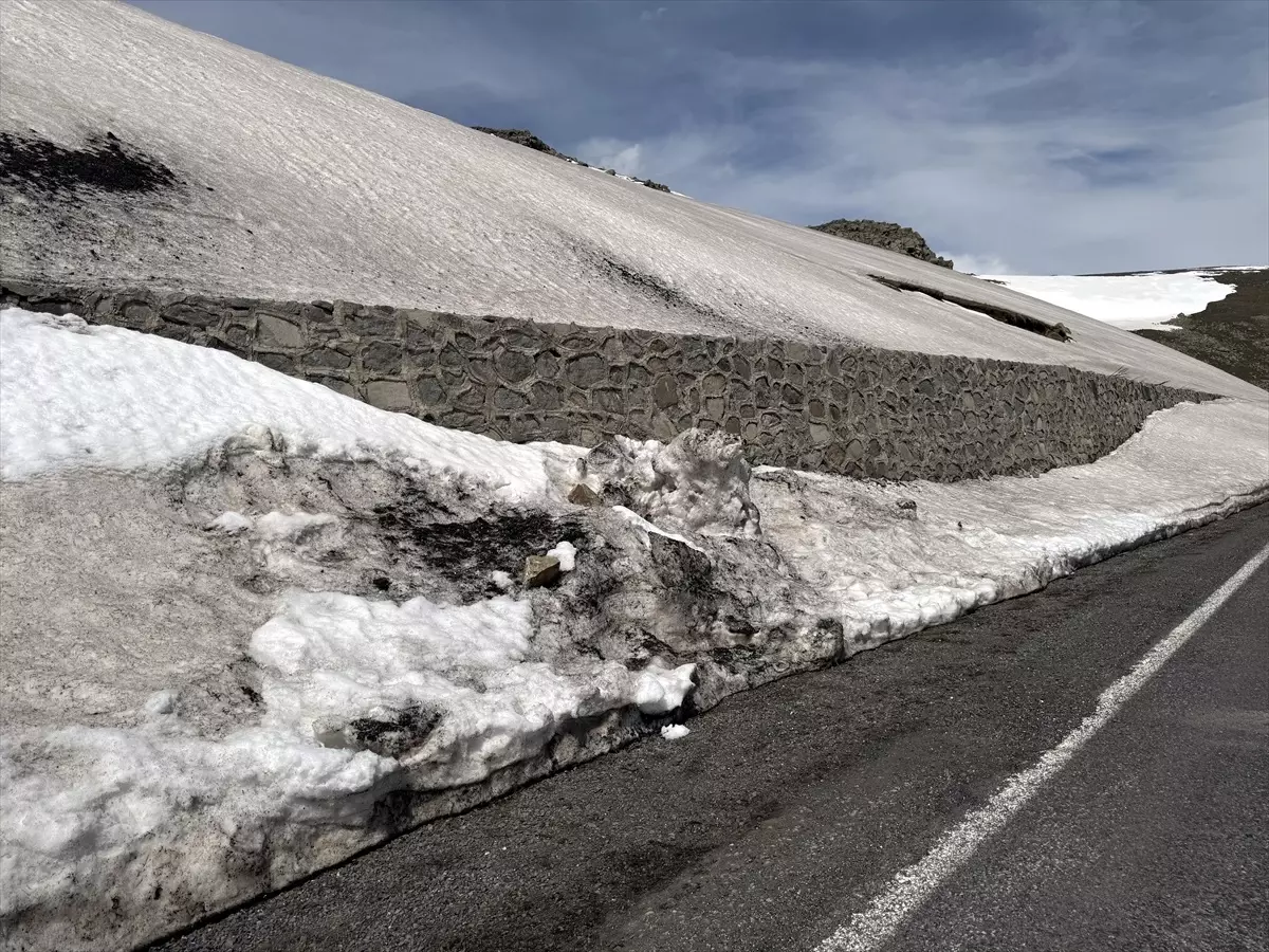 Ardahan\'da Kaya Parçaları Düştü