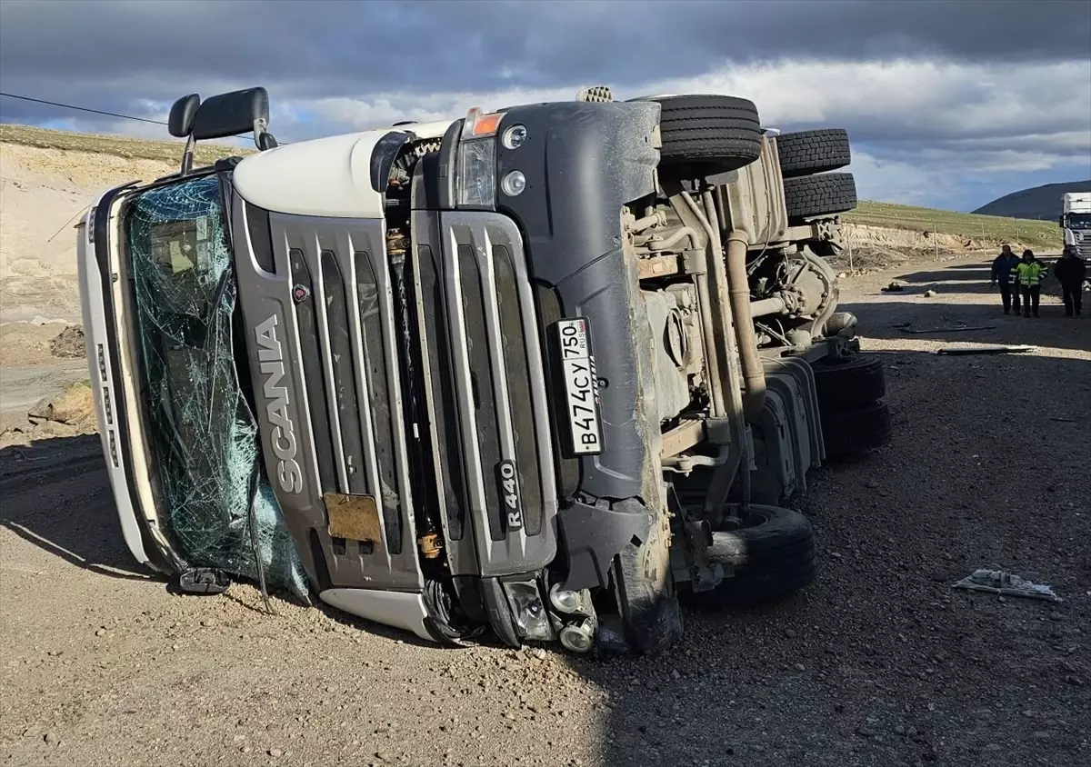 Ardahan\'da Tır Devrildi: Sürücü Yaralandı