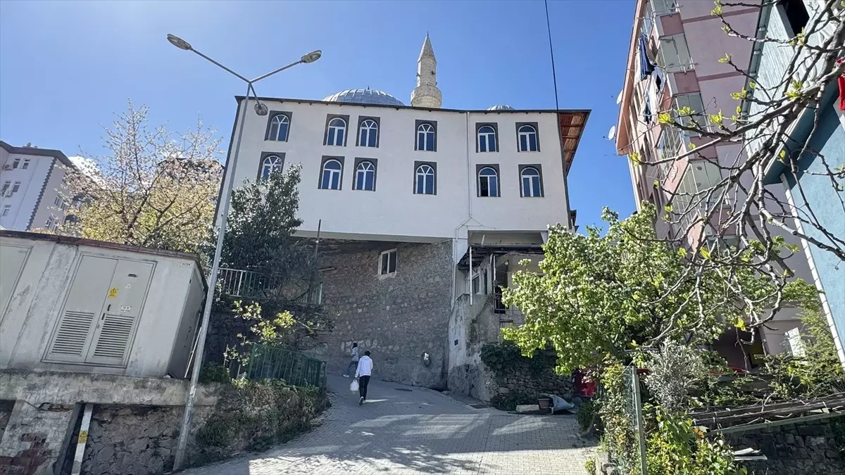 Artvin\'deki \'Ayaklı Cami\' Yol Üzerinde İnşa Edildi