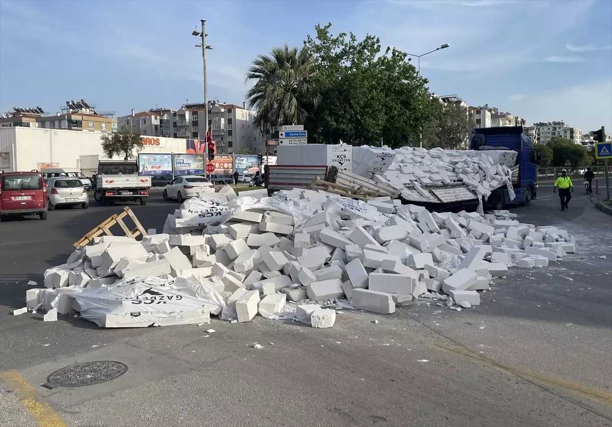 Tırdaki Gaz Betonlar Yola Döküldü