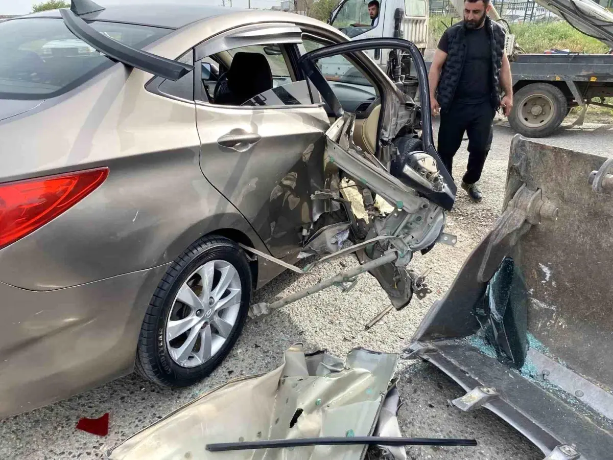 Ayvalık\'ta İş Makinesi ile Otomobil Çarpıştı: Hamile Kadın ve Çocuğu Yaralandı