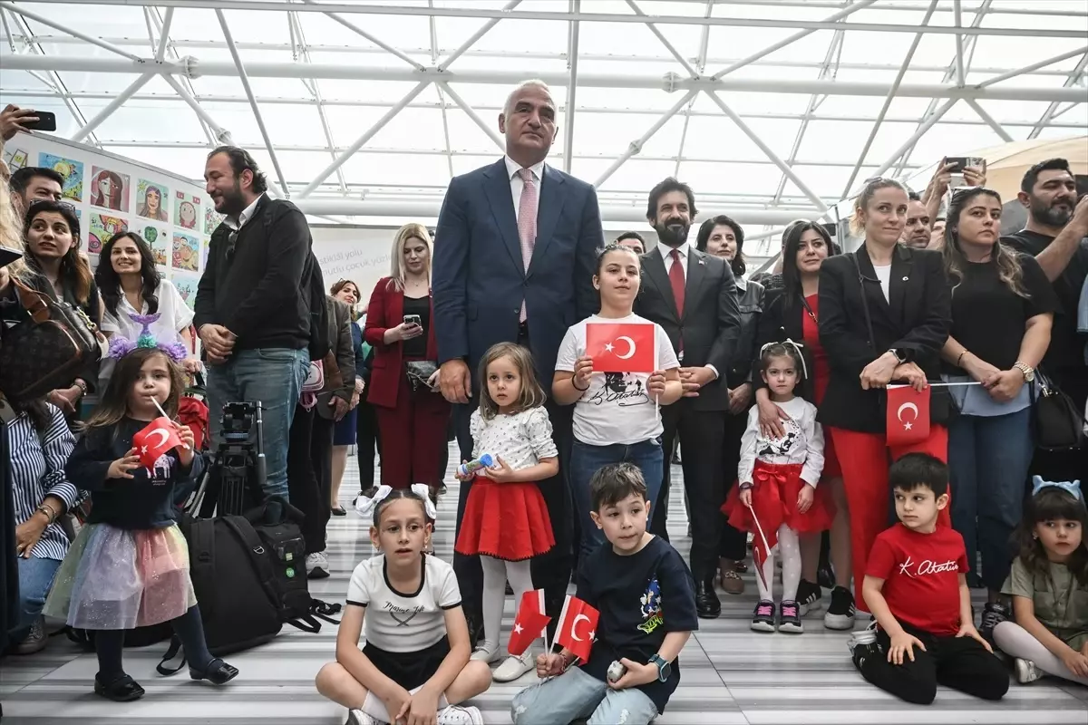 Bakan Ersoy\'dan 23 Nisan Sergisi Ziyareti