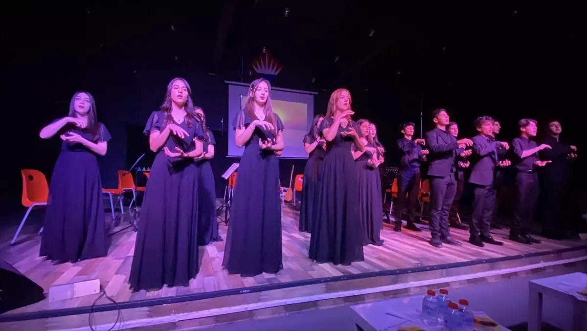 Ayvalık\'ta Öğrenci Korosundan Etkileyici Konser
