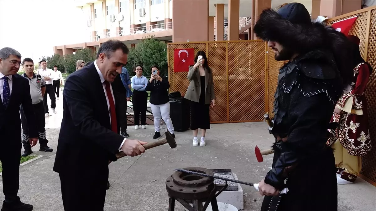 Balıkesir\'de protokol üyeleri Turizm Şenliği\'nde keşkek ve demir dövdü