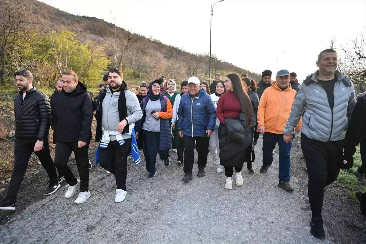 Büyükkılıç\'tan Gençlerle Ali Dağı\'nda Yürüyüş