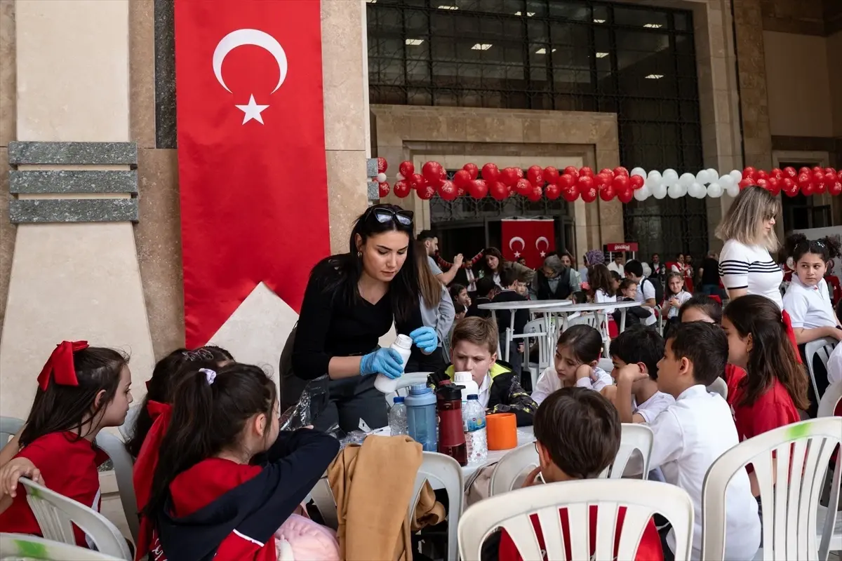 Çocuklar 23 Nisan\'da Sanatla Buluştu