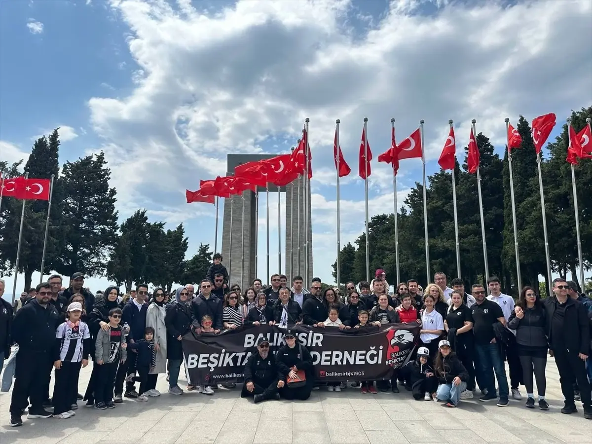 Beşiktaş taraftarları Çanakkale Şehitler Abidesi\'ni ziyaret etti