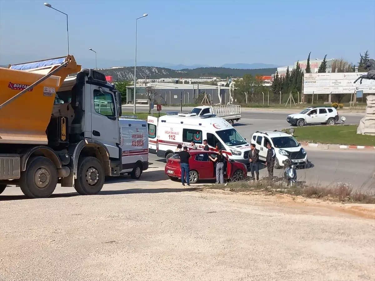 Bilecik\'te Otomobil ve Motosiklet Çarpıştı: 3 Yaralı