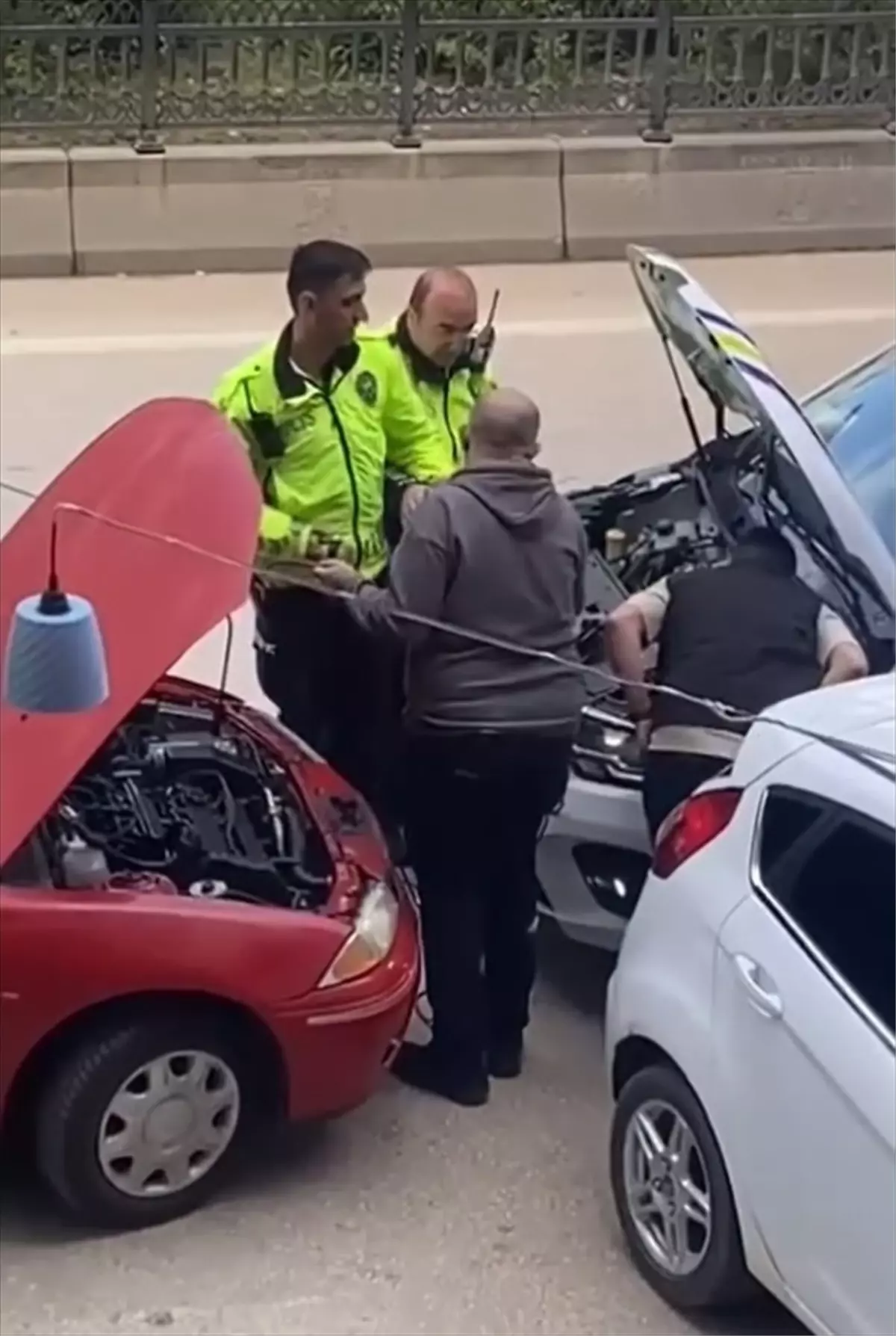 Bilecik\'te Trafik Ekiplerinden Akü Yardımı