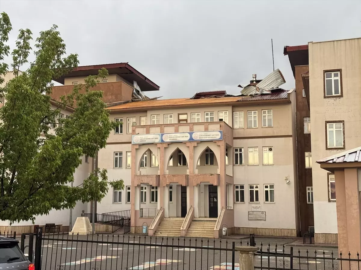 Bingöl\'de Şiddetli Rüzgar Çatıları Uçurdu