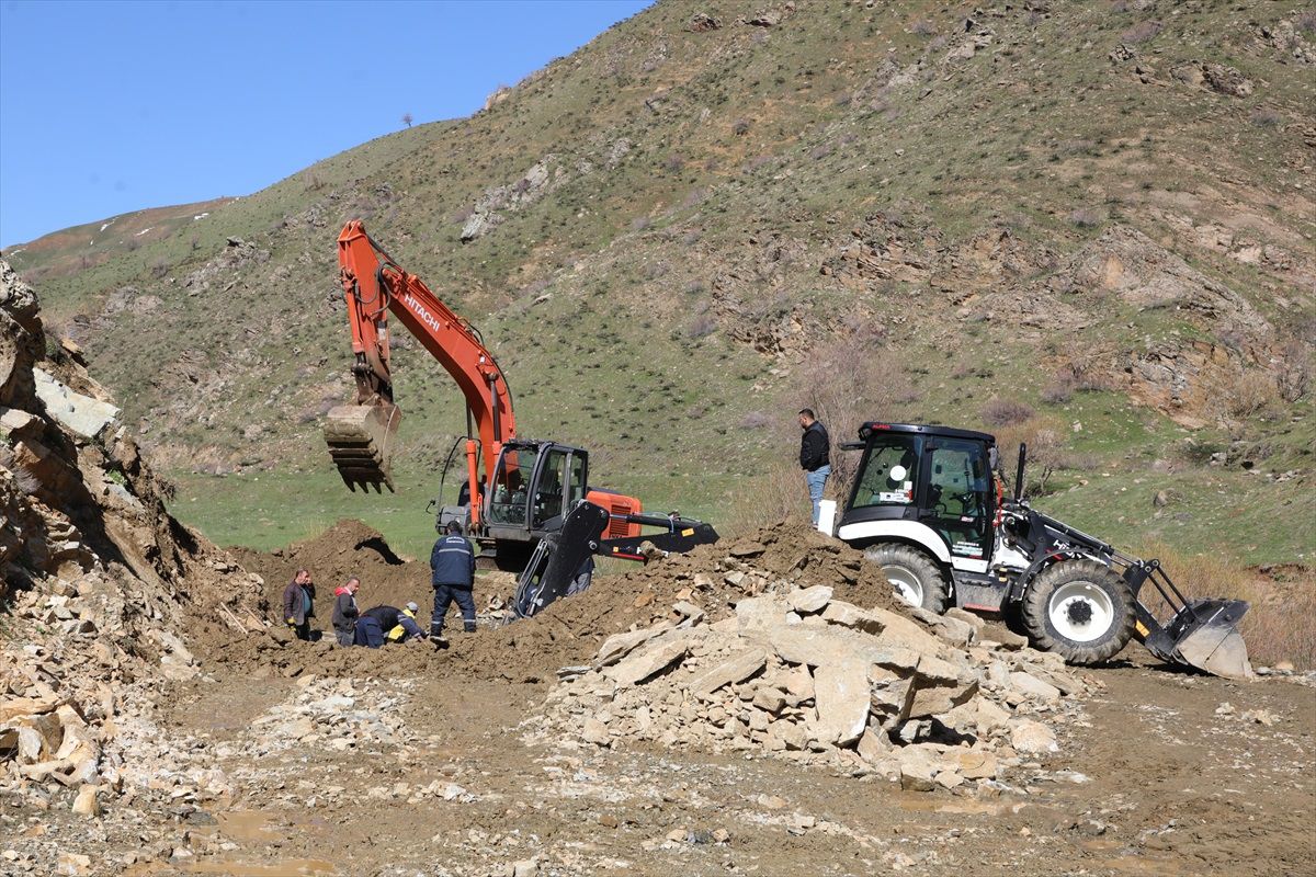Bitlis\'te Heyelan Su Şebekesini Vurdu