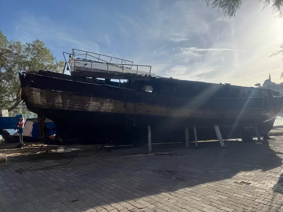 Bodrum\'da Yarı Batık Tekne Kurtarıldı