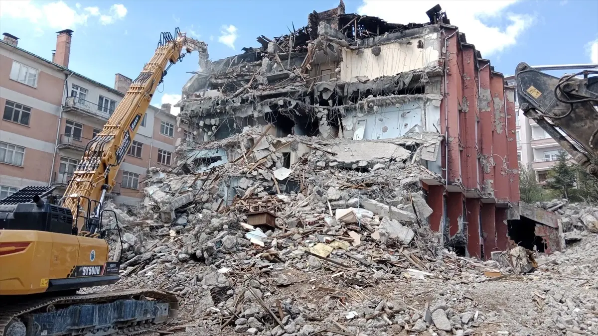 Gerede\'de Güvenlik Riski Oluşturan Otel Yıkılıyor