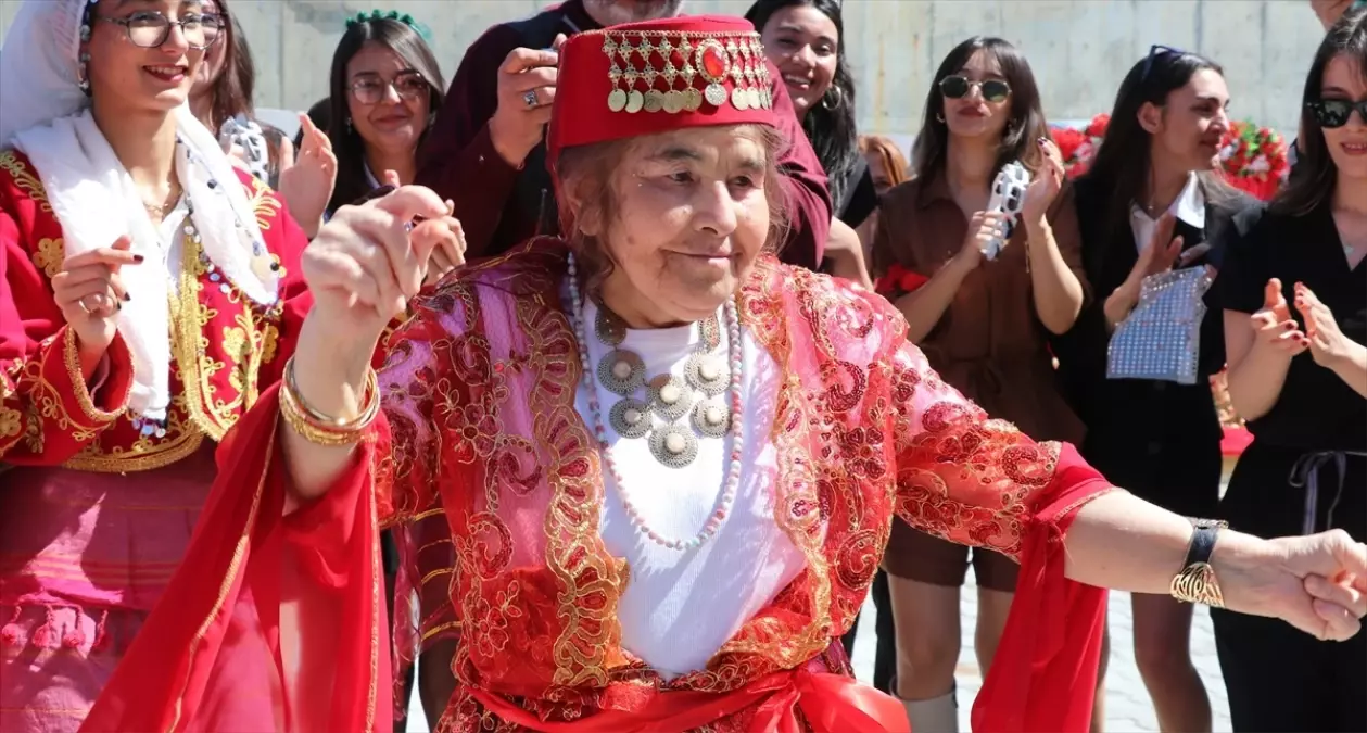 Emine Teyze\'nin Kına Gecesi Gerçekleşti