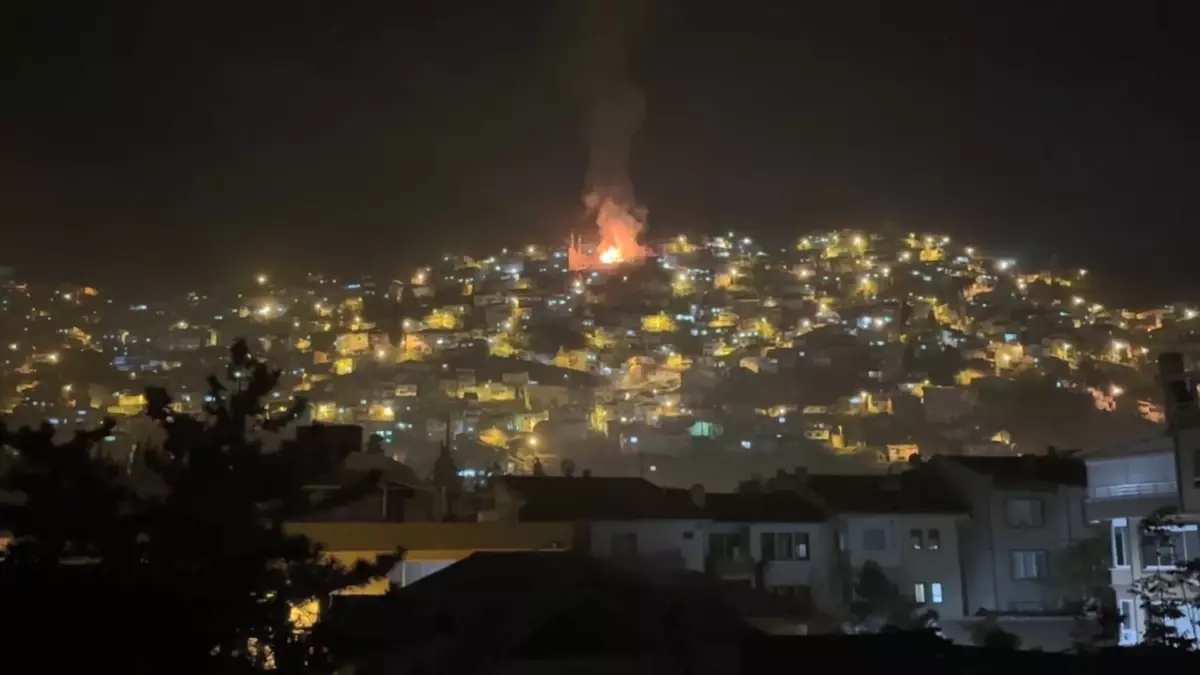 Bursa\'da Yangın: 3 Evi Sardı