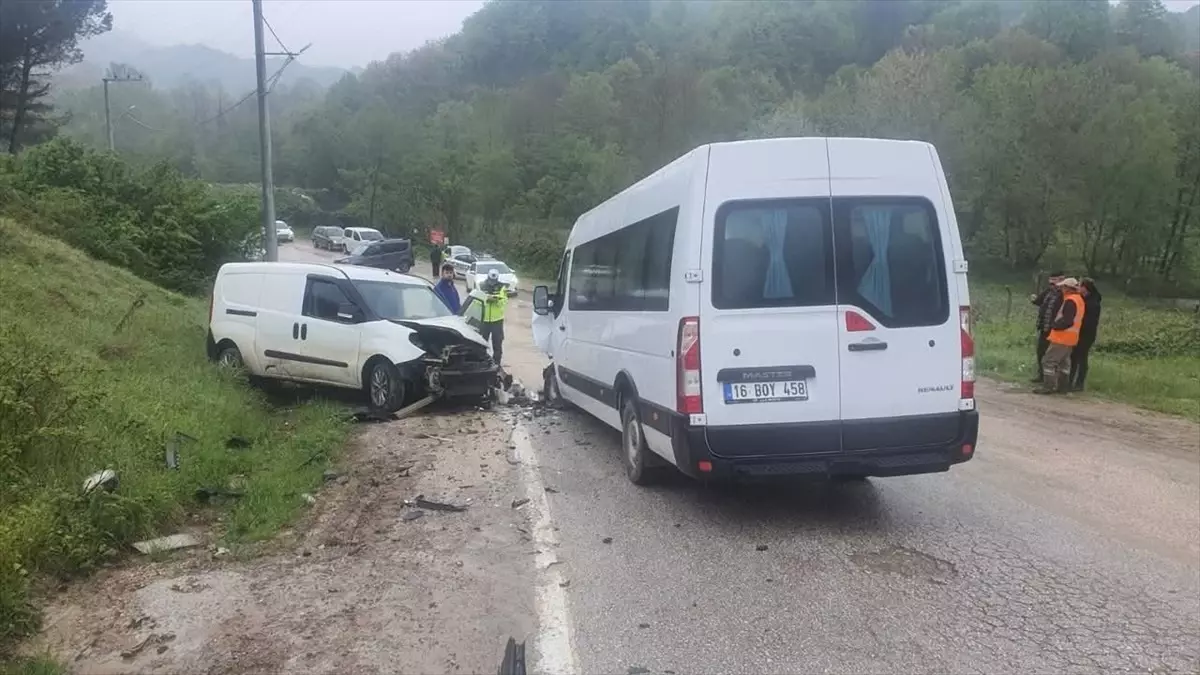 İnegöl\'de Minibüs ve Ticari Araç Çarpıştı: 13 Yaralı