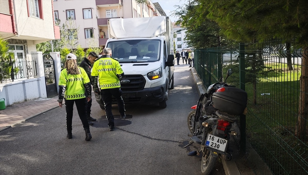 İnegöl\'de Motosiklet Kazası: Sürücü Ağır Yaralı