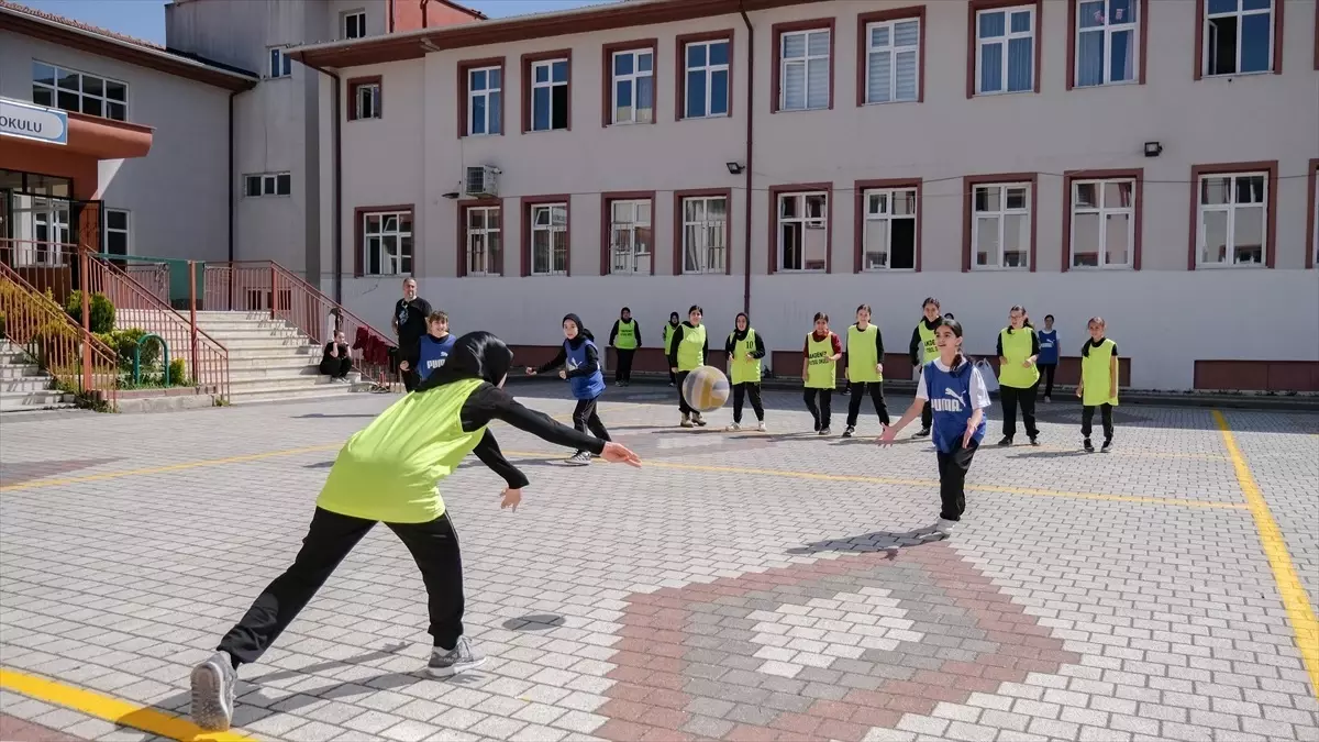 İnegöl\'de Geleneksel Oyunlar Okul Bahçelerinde