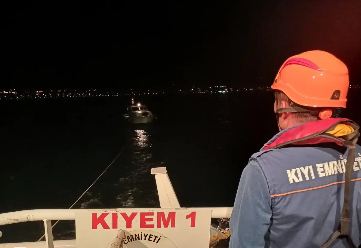 Çanakkale\'de Sürüklenen Tekne Kurtarıldı