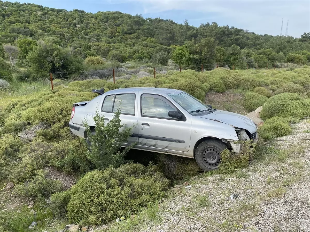 Ayvacık\'ta Otomobil Şarampole Devrildi: 4 Yaralı