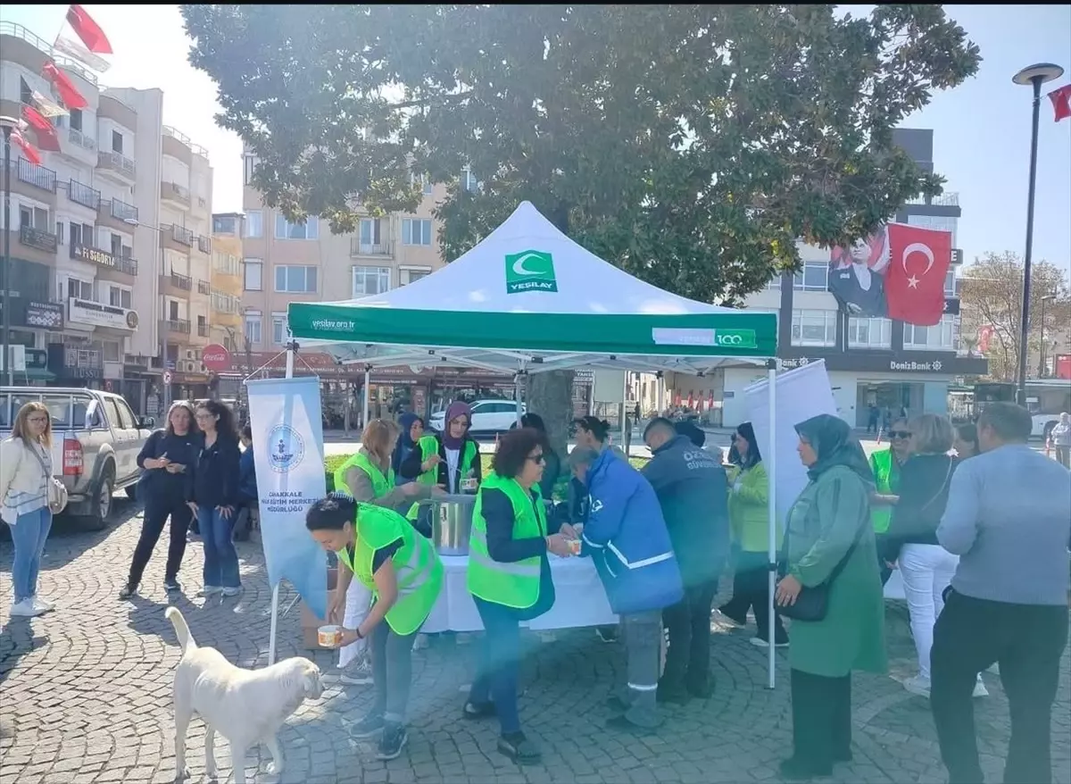 Çanakkale\'de Yeşilay Şubesi tarafından vatandaşlara kırık buğday çorbası ikram edildi