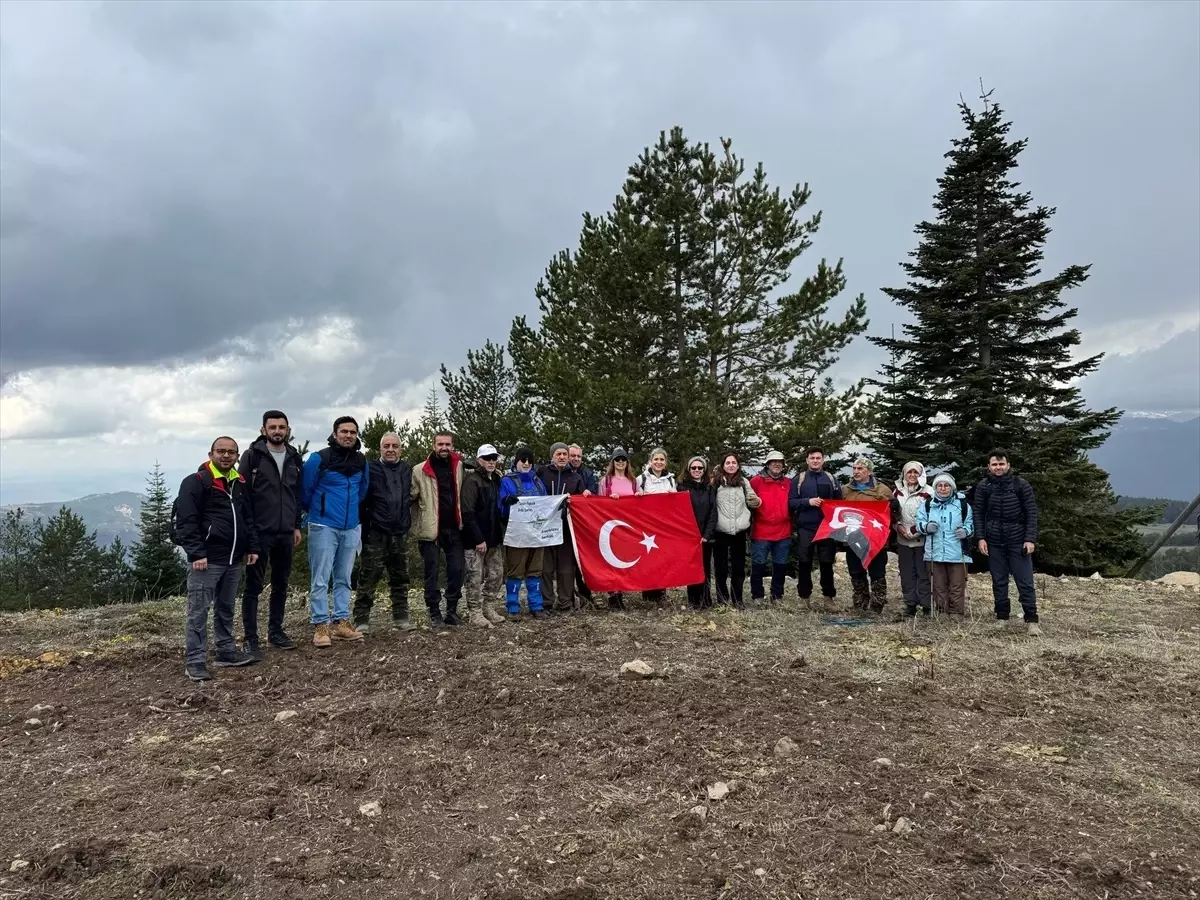 Çankırı\'da dağcılar 23 Nisan\'ı 1900 rakımlı Yıldıztepe zirvesinde kutladı