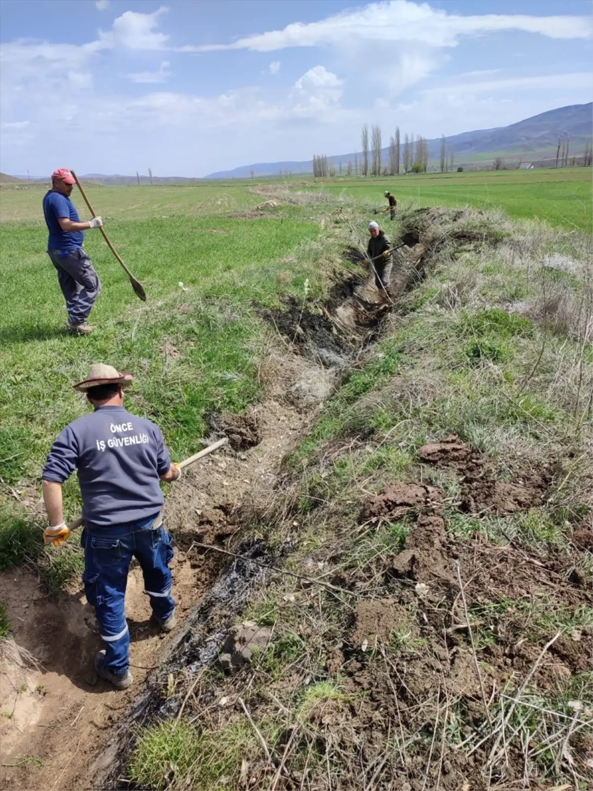 Çepni\'de Sulama Kanalları Temizleniyor