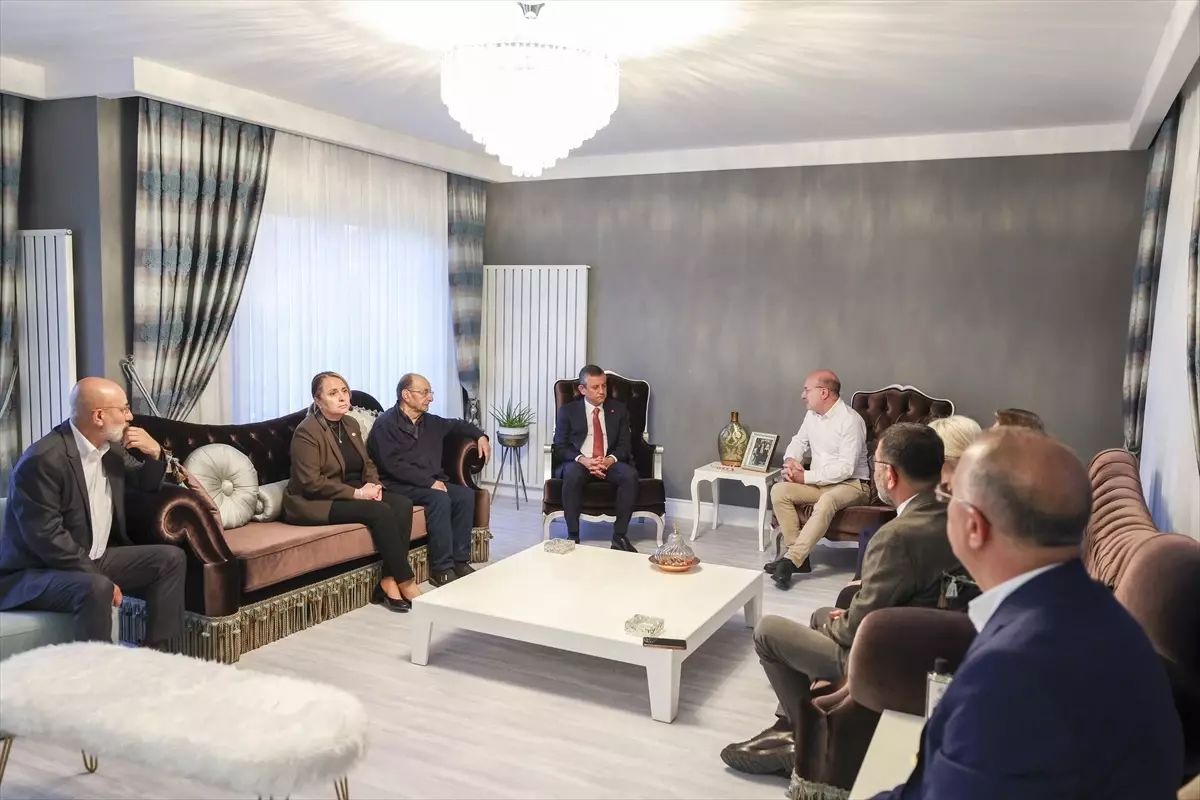 Özgür Özel\'den Cihaner Ailesine Taziye Ziyareti