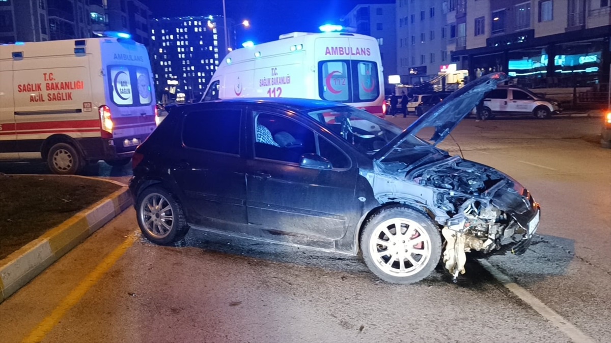 Çorum\'da Otomobil-Motosiklet Kazası