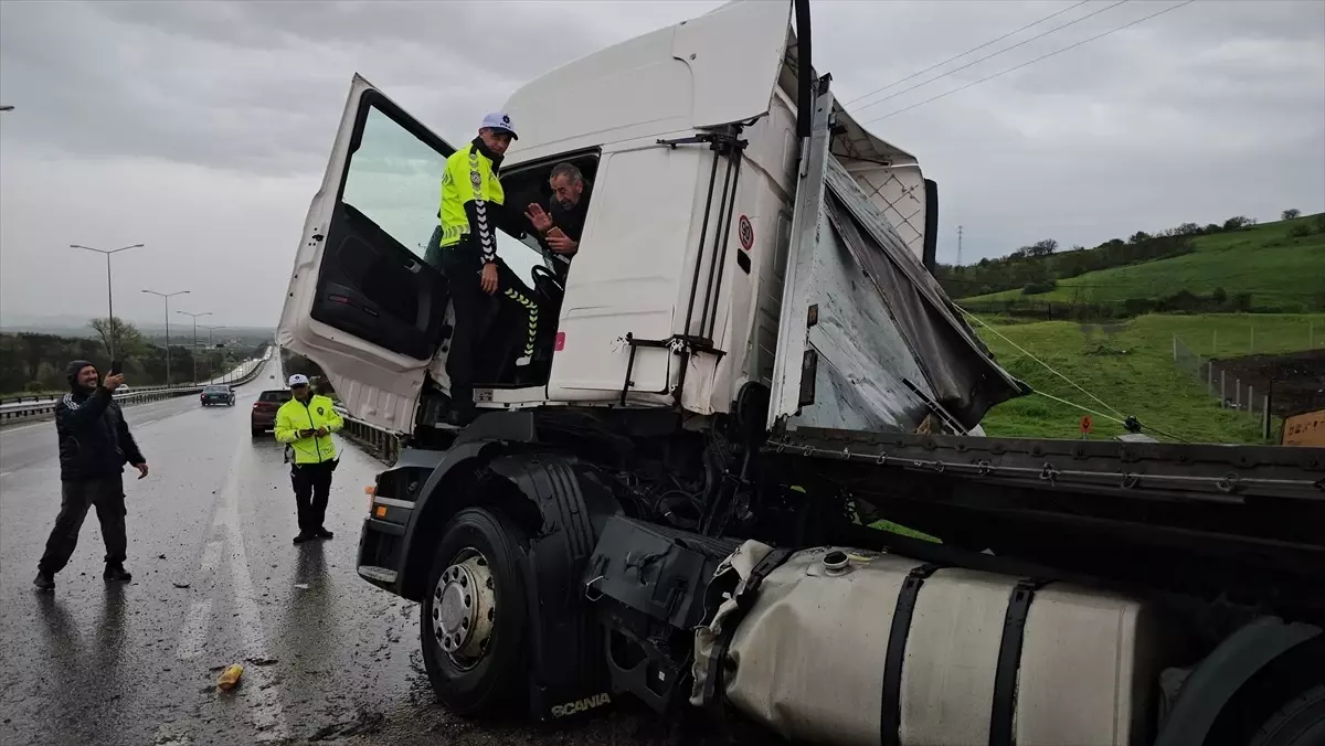 Çorum\'da Tır Kazası: Sürücü Yaralı