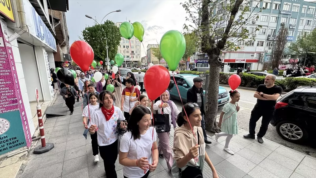 Çocuklar Filistin İçin Özgürlük Balonları Bıraktı