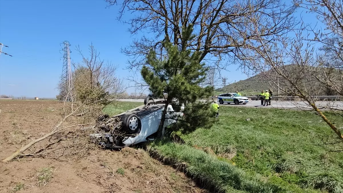 Çorum\'da Devrilen Araçta Sürücü Yaralandı