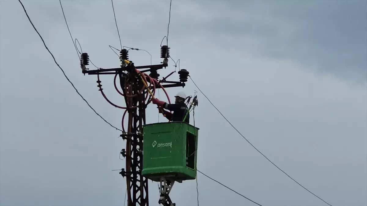 Çorum\'da Elektrik Direği Patladı