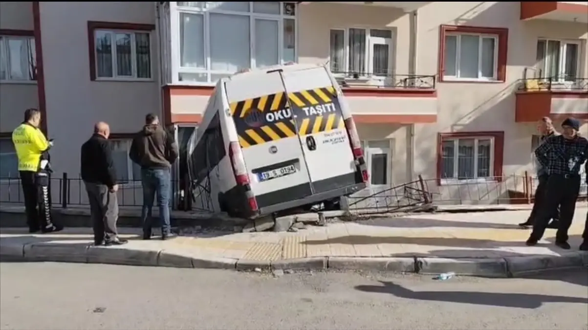 Çorum\'da Okul Servisi Kazası: 2 Öğrenci Yaralı