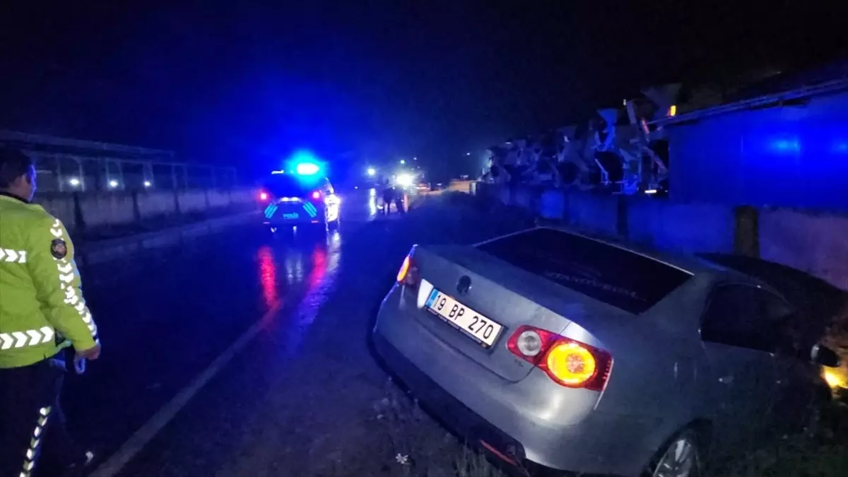 Çorum\'da Otomobil Su Kanalına Devrildi