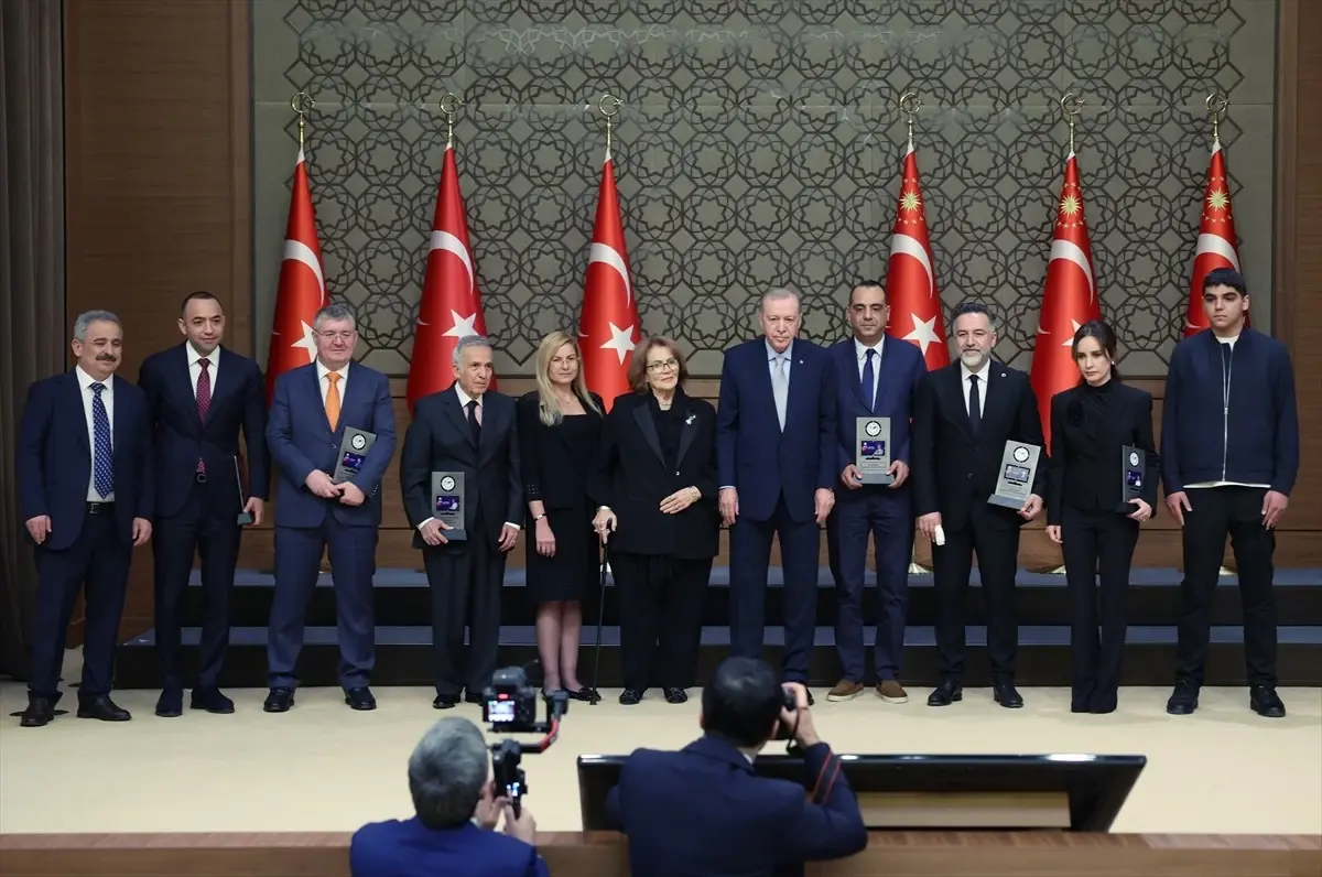 Cumhurbaşkanı Erdoğan, 10. Anadolu Medya Ödülleri töreninde konuştu: (1)