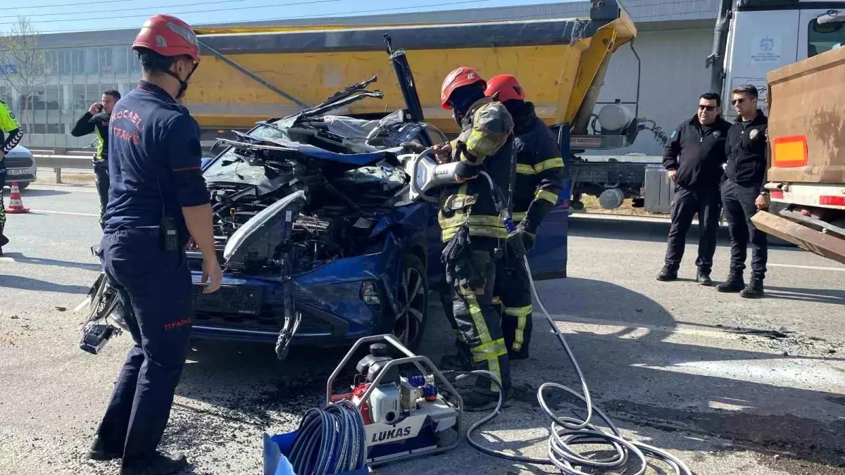 Kocaeli\'de Trafik Kazası: Sürücü Yaralı