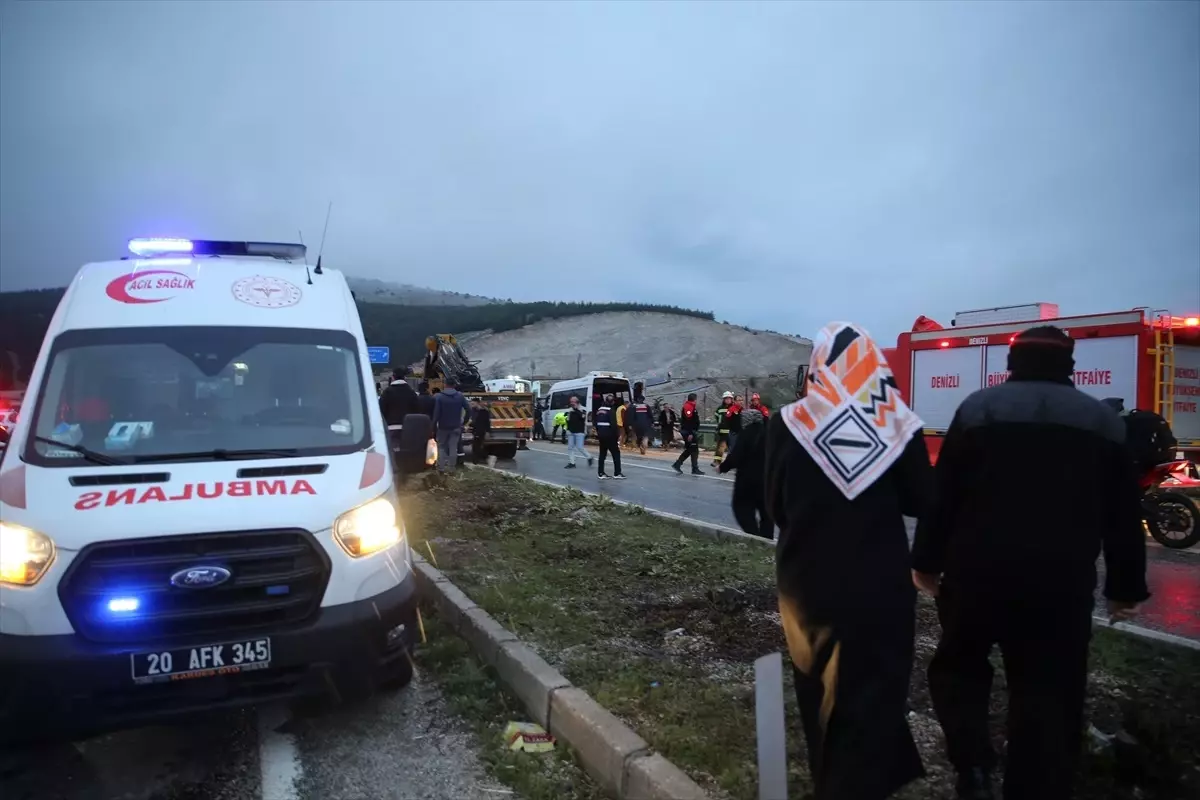 Tavas\'ta Minibüs Kazası: 18 Yaralı
