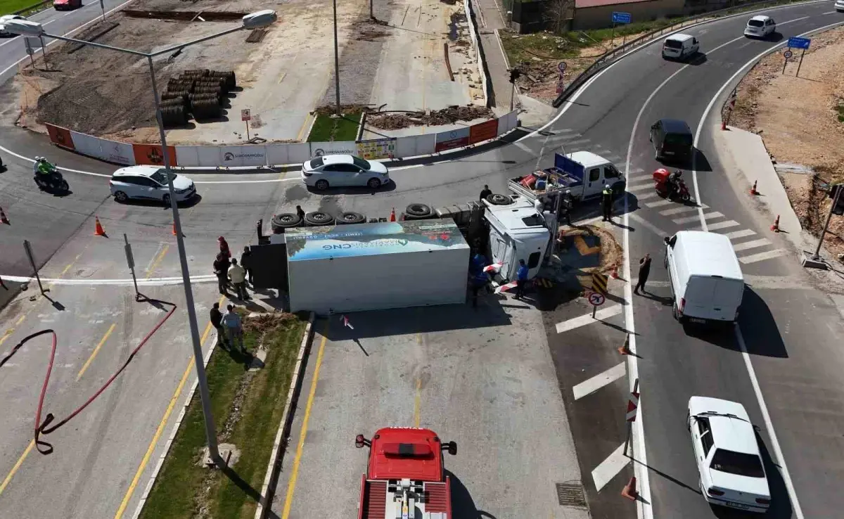 Muğla\'da Doğalgaz Yüklü Tır Devrildi