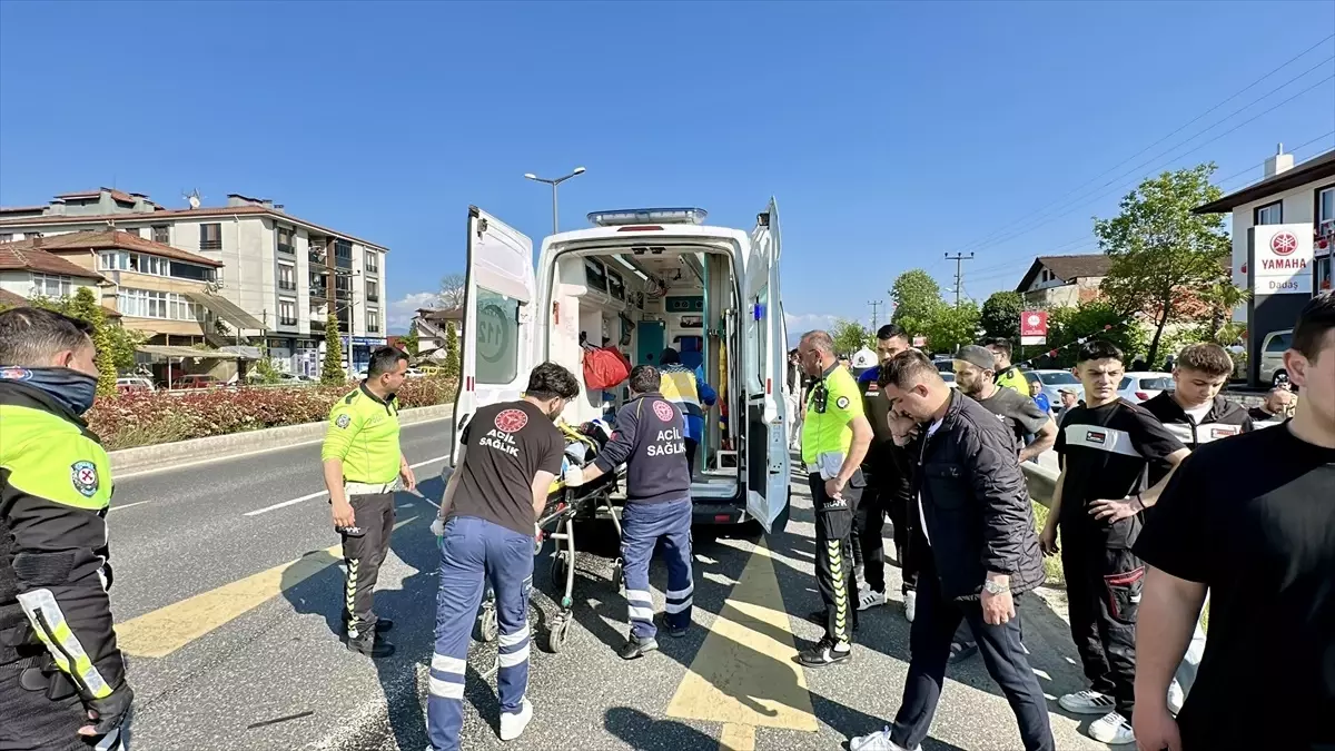 Düzce\'de Motosiklet ve Elektrikli Bisiklet Çarpıştı