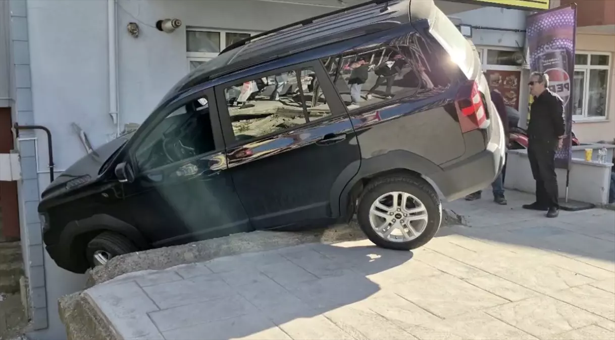 Edirne\'de Balkona Çarpan Cipte Yaralı