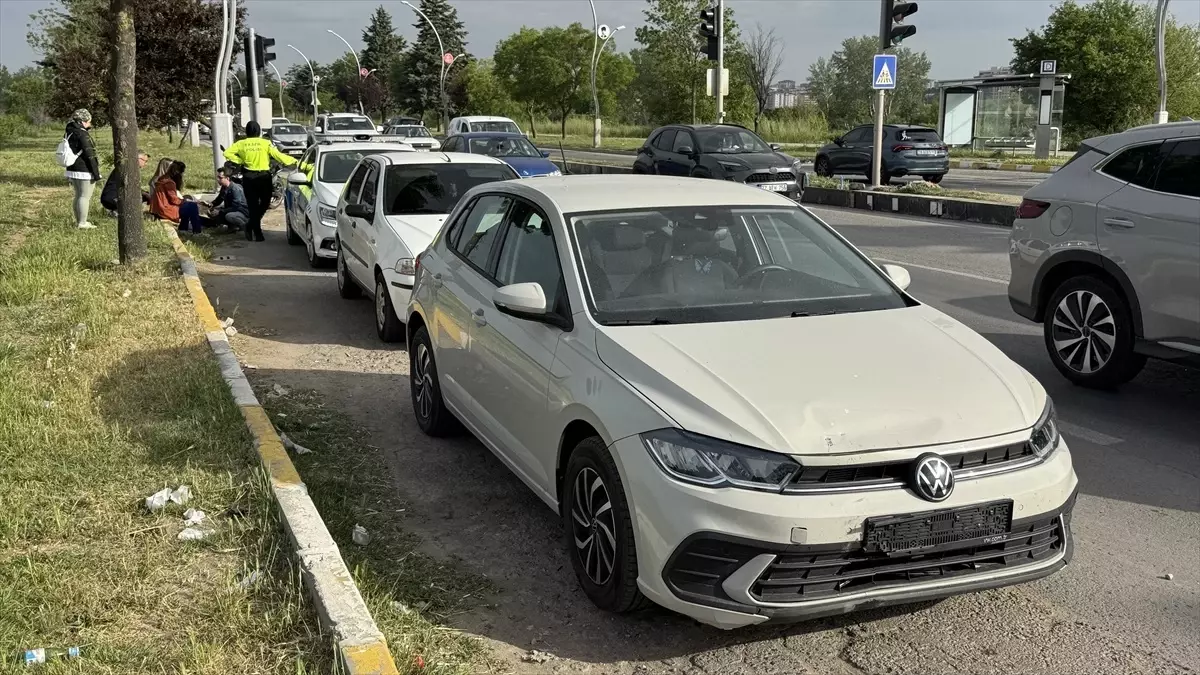 Edirne\'de Otomobil ve Motosiklet Çarpıştı