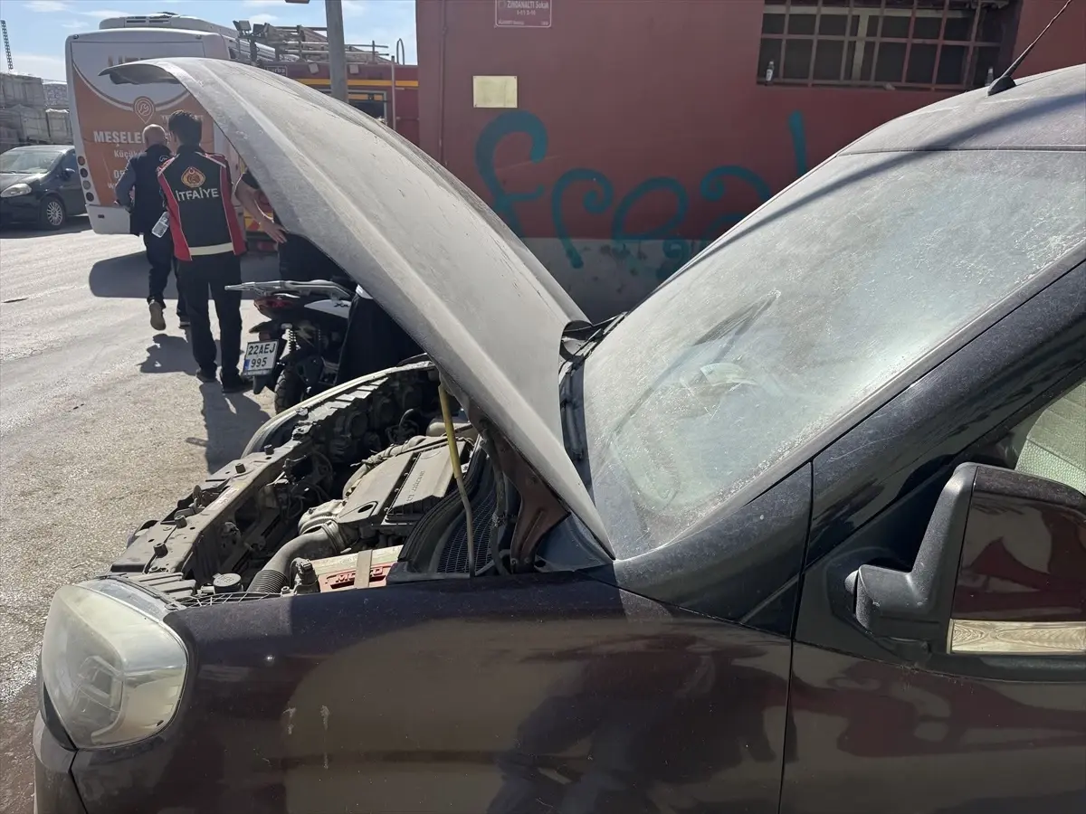 Edirne\'de Kağıt Yangını Araç Hasarına Yol Açtı