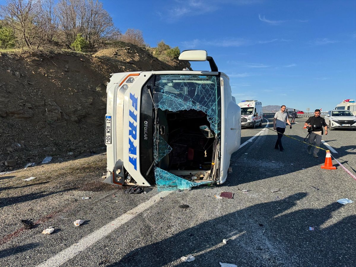 Elazığ\'da Midibüs Devrildi: 25 Yaralı
