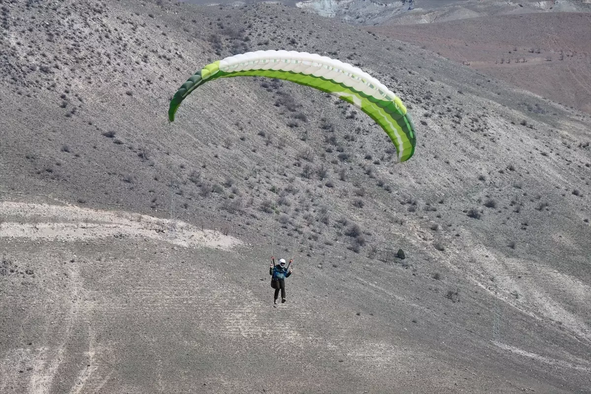 Erzincan\'da Yamaç Paraşütü ile Stres Atma