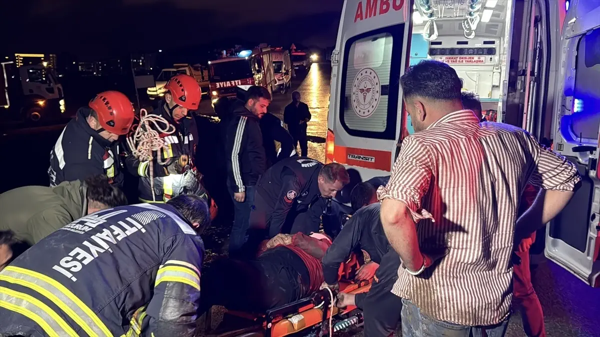 Erzurum\'da Araç Dereye Yuvarlandı, 3 Yaralı