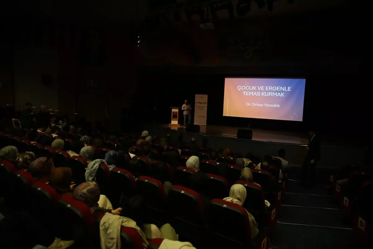 Psikoloji Zirvesi \'Geleceğin Işığı: Çocuk ve Ergen\' Temasıyla Başladı