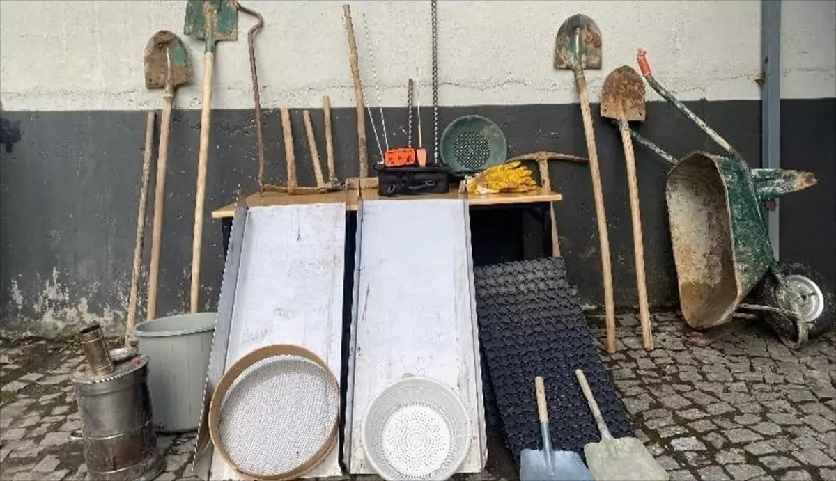 İspir\'de İzinsiz Kazı Yapan 4 Kişi Gözaltına Alındı