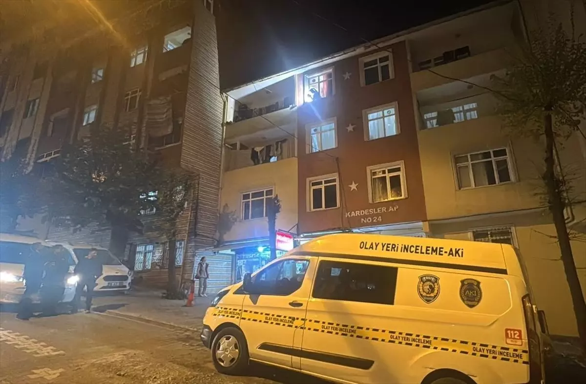 Esenyurt\'ta Genç Kız Pencereden Düştü